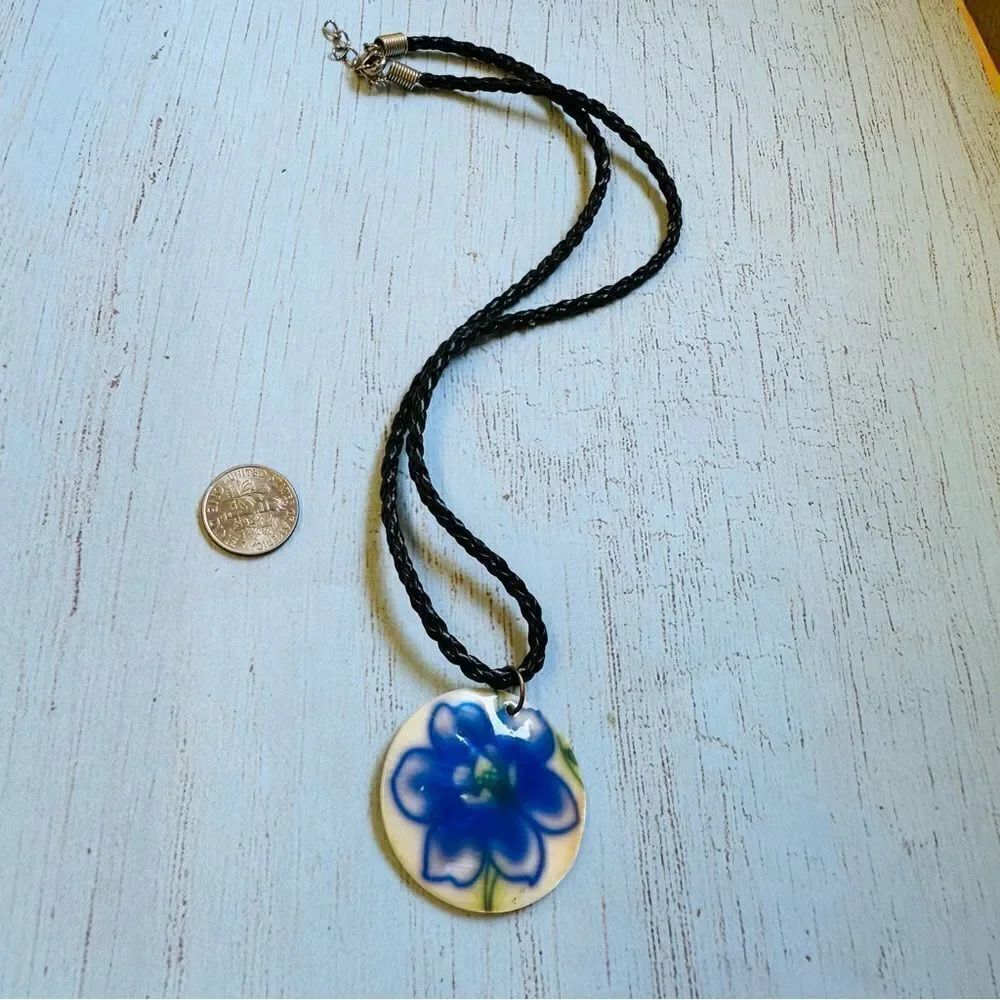 Hand painted Blue Flower Shell Necklace - Picture 2 of 3